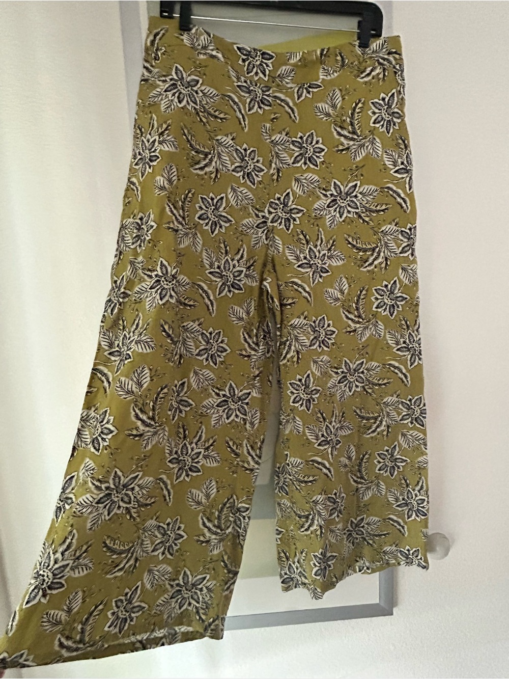Tahari Linen Floral Print Wide-Leg pants- Olive Green